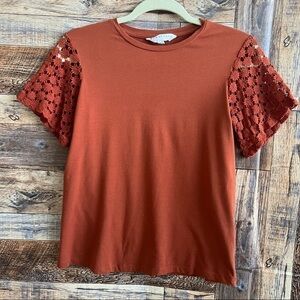 NEW Anthropologie Boho Crochet Lace Sleave T-Shirt Top Blouse Rust Orange LARGE